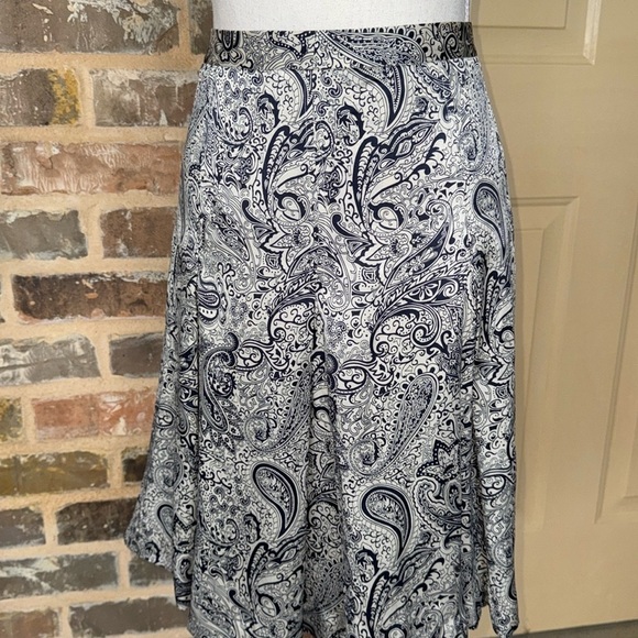 J Crew 100% Silk Navy & Ivory Paisley Pleated A-Line Midi Skirt Fully Lined Sz 6 - Picture 3 of 12
